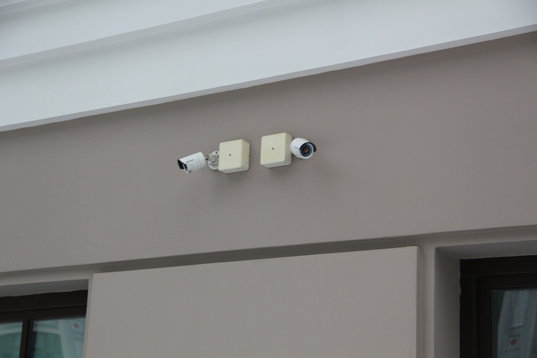 камеры для охраны и наблюдения на фасаде жилого комплекса